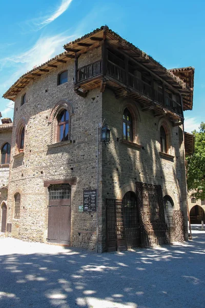 Stará budova na nádvoří starobylého hradu v Grazzano Visconti — Stock fotografie