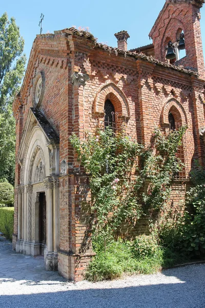 Antigua capilla del castillo medieval. Grazzano Visconti, Italia —  Fotos de Stock