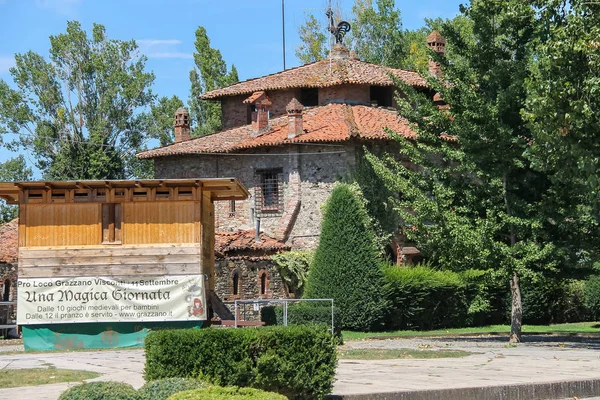 Edifício velho no pátio do castelo antigo em Grazzano Visconti — Fotografia de Stock