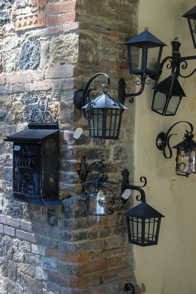 Caixa de correio de metal e lanternas em estilo vintage na parede. Grazza. — Fotografia de Stock