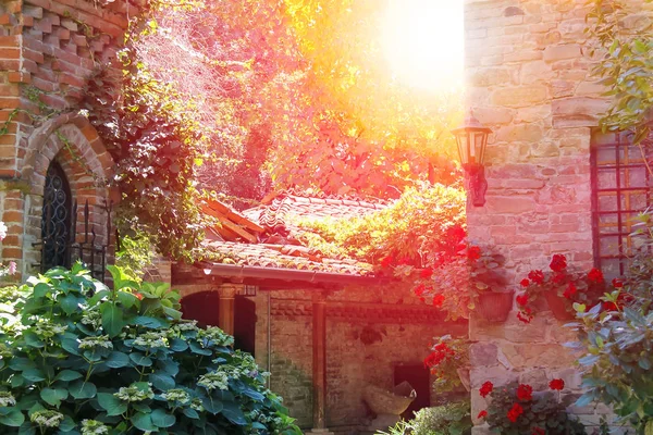 Courtyard of ancient castle in sunlight. Grazzano Visconti — Stock Photo, Image