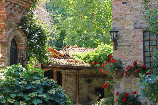 Patio del antiguo castillo en Grazzano Visconti, Italia — Foto de Stock