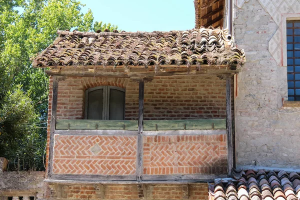 Část staré budově s balkonem v středověký hrad. — Stock fotografie