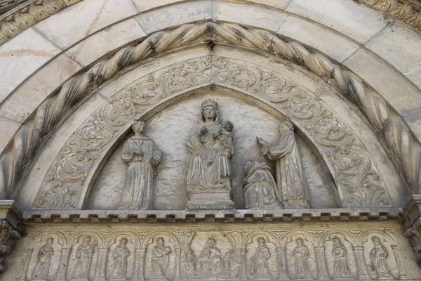Deel van religieuze sculpturale compositie boven ingang naar kapel — Stockfoto