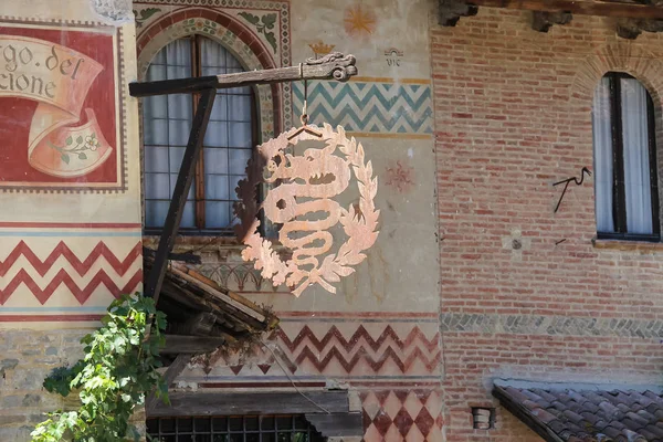 Parte da fachada do antigo castelo e do signo vintage. Grazzano. — Fotografia de Stock