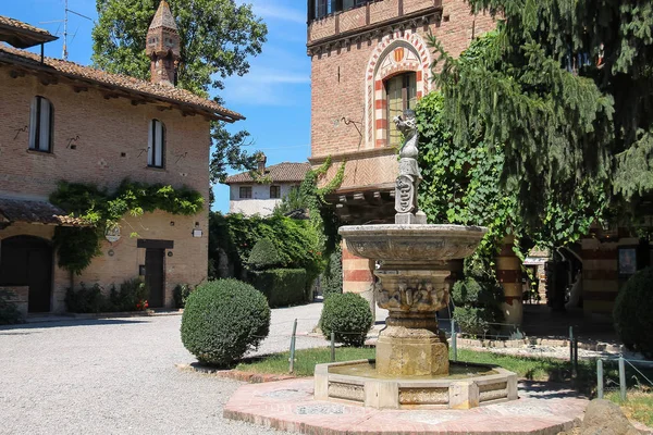 Kašna na nádvoří starobylého hradu v Grazzano Visconti — Stock fotografie