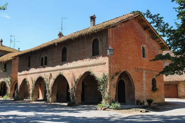 Stará budova na nádvoří starobylého hradu v Grazzano Visconti — Stock fotografie