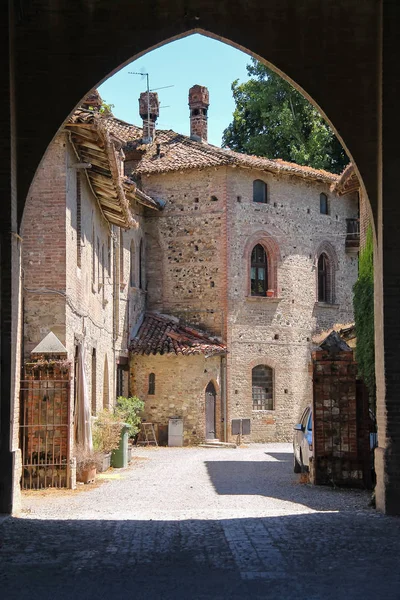 Edificios antiguos en el patio del antiguo castillo en Grazzano Viscont — Foto de Stock