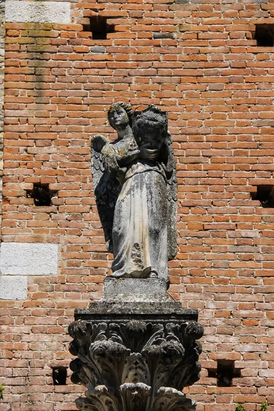 Oude standbeeld op de binnenplaats van het kasteel van Grazzano Visconti, Italië — Stockfoto
