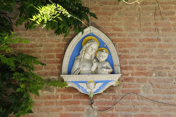 Bajorrelieve mural de la Virgen con el Niño. Grazzano Visconti, Itali —  Fotos de Stock