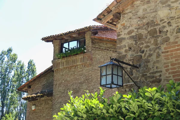 Antiguo edificio en la antigua Grazzano Visconti, Italia —  Fotos de Stock