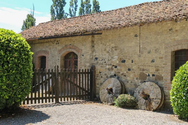 Staré budovy a dřevěná brána starověké Grazzano Visconti, Itálie — Stock fotografie