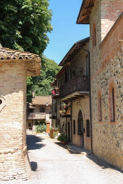 Úzká ulice starověké Grazzano Visconti, Itálie — Stock fotografie