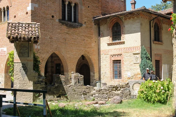 Turistas no castelo medieval de Grazzano Visconti, Itália — Fotografia de Stock