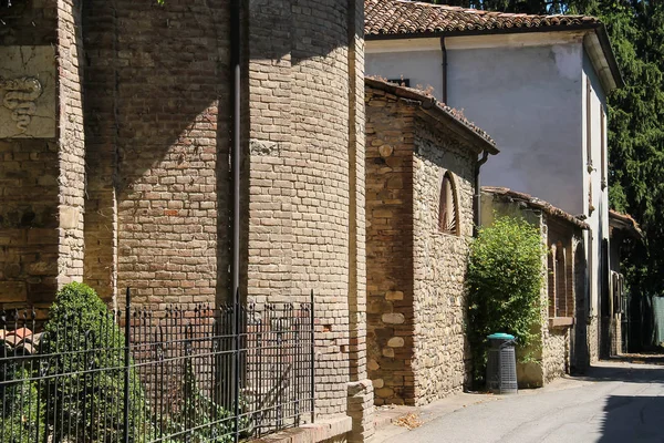 Úzká ulice starověké Grazzano Visconti, Itálie — Stock fotografie