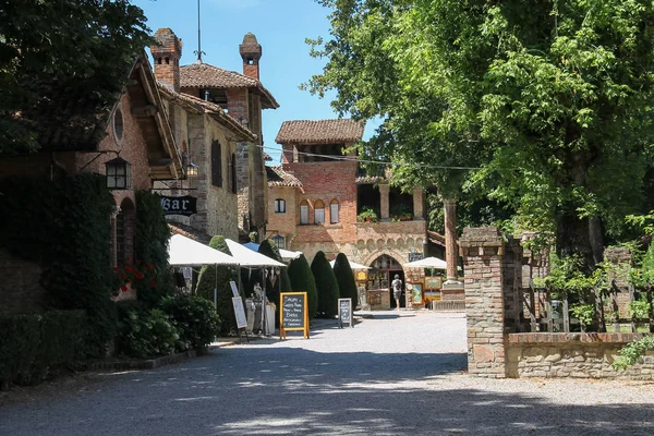Küçük turistik Bar ve Hediyelik eşya dükkanları Grazzano VI yakın kişi