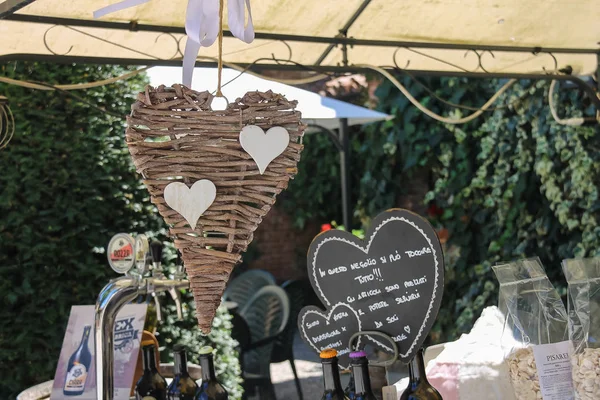 Decoratieve harten in toeristische cadeauwinkel. Grazzano Visconti, Italië — Stockfoto