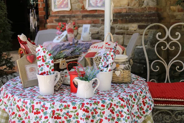 Souvenir decorativi nel negozio di souvenir turistici. Grazzano Visconti, It — Foto Stock