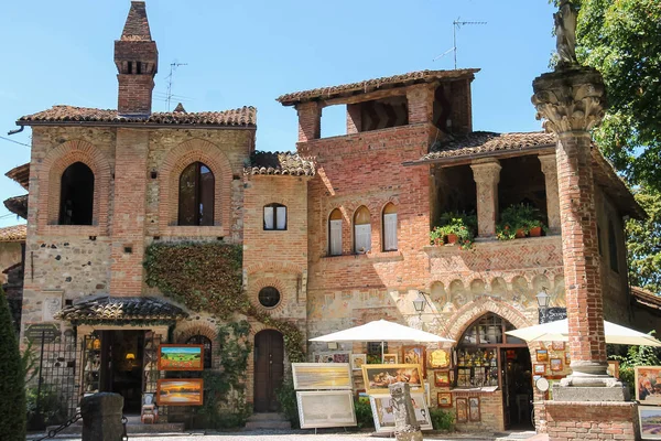 Küçük turistik Hediyelik eşya dükkanları Grazzano Visconti kale. İtalya