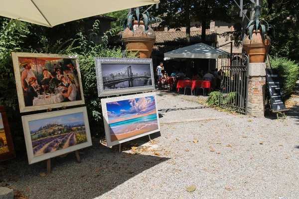 Menschen in einem kleinen Touristenrestaurant in der mittelalterlichen Burg. grazzano — Stockfoto