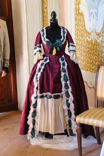 Robe de style vintage sur mannequin. Evénement Napoleonica à Villa Sor — Photo