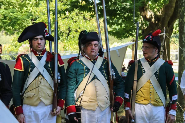 Des gens sur Napoleonica. Représentation costumée en magnificence — Photo