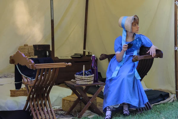 Femme en robe vintage et chapeau sur l'événement Napoleonica à Villa Sor — Photo