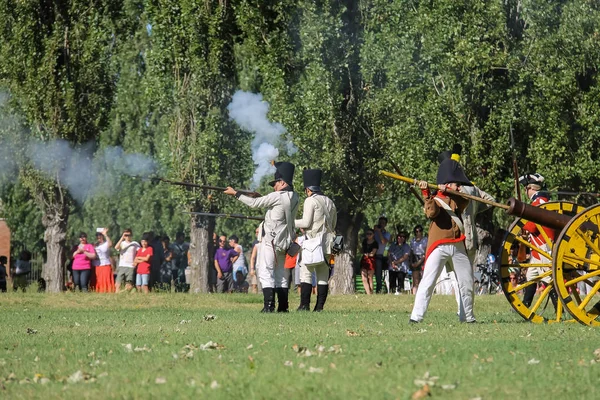 Des gens sur Napoleonica. Bataille costumée dans le magnifique Vill — Photo