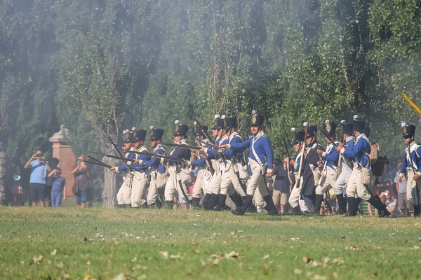 Pessoas em evento Napoleonica. Batalha fantasiada em Vill magnífico — Fotografia de Stock