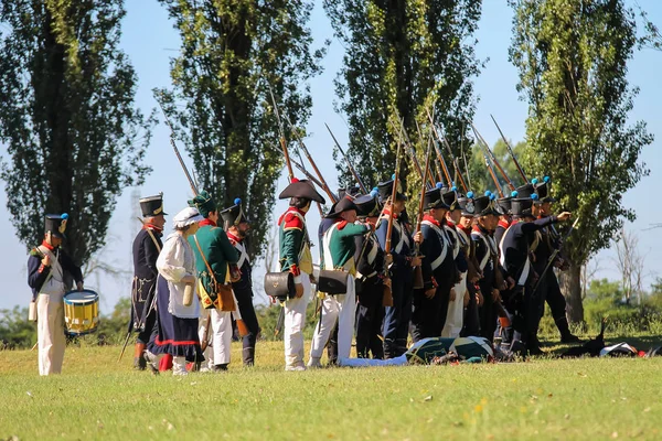 Des gens sur Napoleonica. Bataille costumée dans le magnifique Vill — Photo