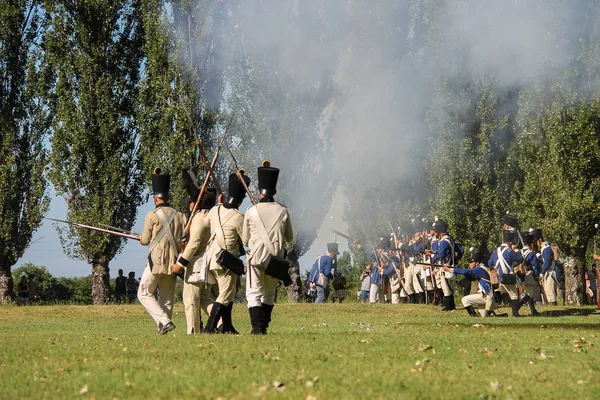 Pessoas em evento Napoleonica. Batalha fantasiada em Vill magnífico — Fotografia de Stock