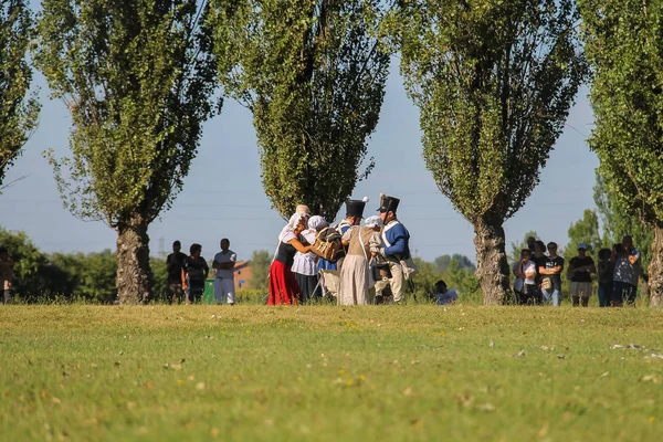 La gente sull'evento Napoleonica. Battaglia in costume in magnifico Vill — Foto Stock