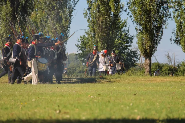 Menschen auf Napoleonica-Veranstaltung. Kostümierte Schlacht in prachtvoller Vill — Stockfoto