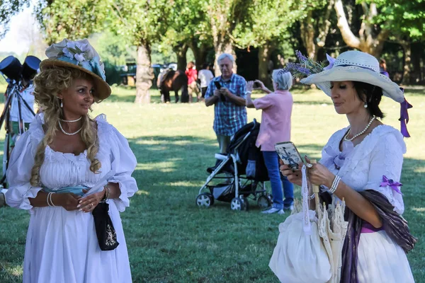 Des gens sur Napoleonica. Représentation costumée en magnificence — Photo