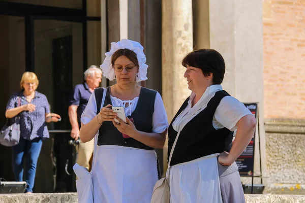 Des gens sur Napoleonica. Représentation costumée en magnificence — Photo