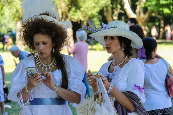 Des gens sur Napoleonica. Représentation costumée en magnificence — Photo