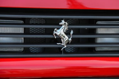 Kırmızı araba yakın çekim arka tarafında Ferrari logosu