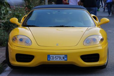 Spilamberto, İtalya sokaklarında Ferrari otomobillerin sergi