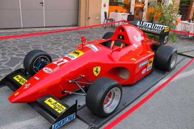 Sergi Spilamb sokaklarında Ferrari Müzesi'nden araçların