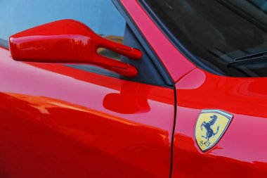 Kırmızı araba yan kısmında Ferrari logosu