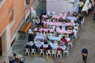 Spilamberto, İtalya'nın tarihi merkezi şenliklere insanlar. 
