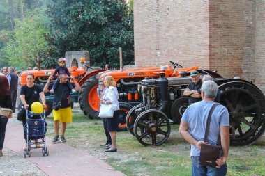 İnsanlar tarım araçları sergi Spilamberto, İtalya