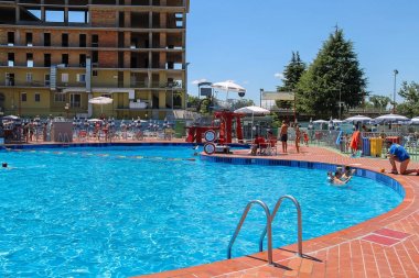İnsanlar PISCINA Barracuda, San Cesario Sul P sweeming havuzlarda
