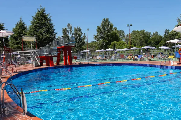 Gente cerca de las piscinas de Piscina Barracuda, San Cesario Sul — Foto de Stock