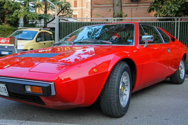 Выставка автомобилей Ferrari на улицах Спиламберто, Италия — стоковое фото