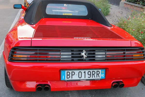 Wystawa samochodów Ferrari na ulicach Spilamberto, Włochy — Zdjęcie stockowe
