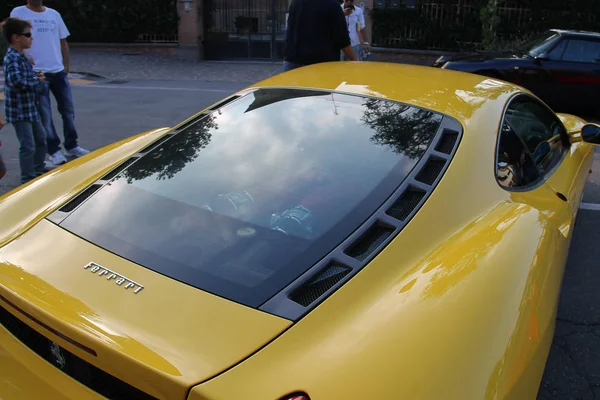 People on car exhibition from Ferrari Museum on streets of Spila — Stock Photo, Image