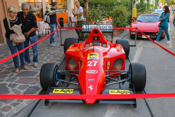 Exposición de personas en vehículos del Museo Ferrari en las calles de — Foto de Stock