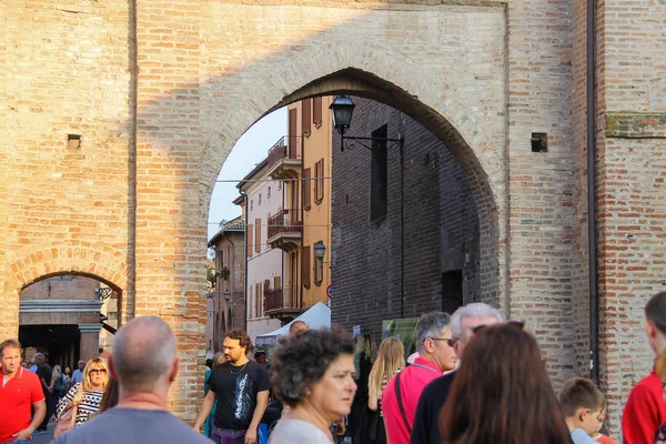 Lidé v centrálním náměstí Spilamberto, Itálie — Stock fotografie