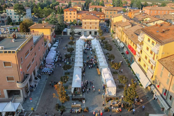 People on festivities in historic center of Spilamberto, Italy. — Stock Photo, Image